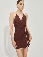 Rückenfreies Kleid mit Knotendetail und Kontrastbesatz